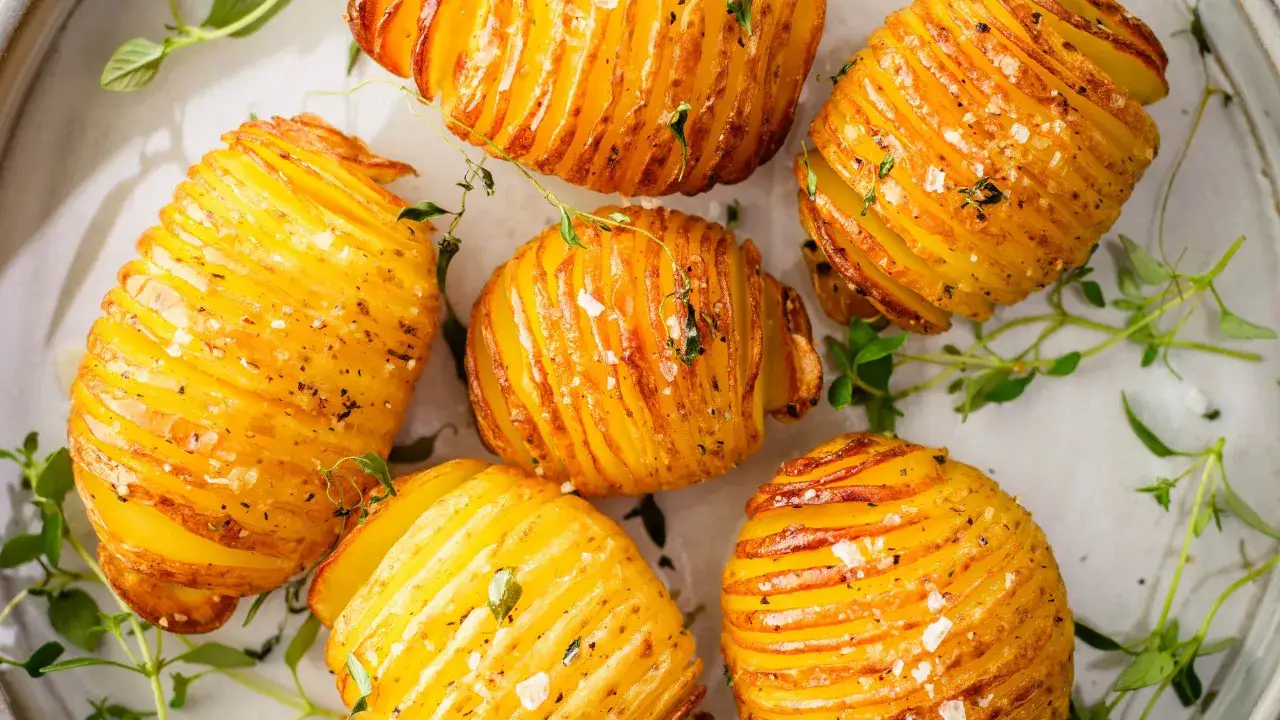 Krispiga hasselbackspotatis i airfryer, toppade med &ouml;rter och flingsalt. Perfekt tillbeh&ouml;r!