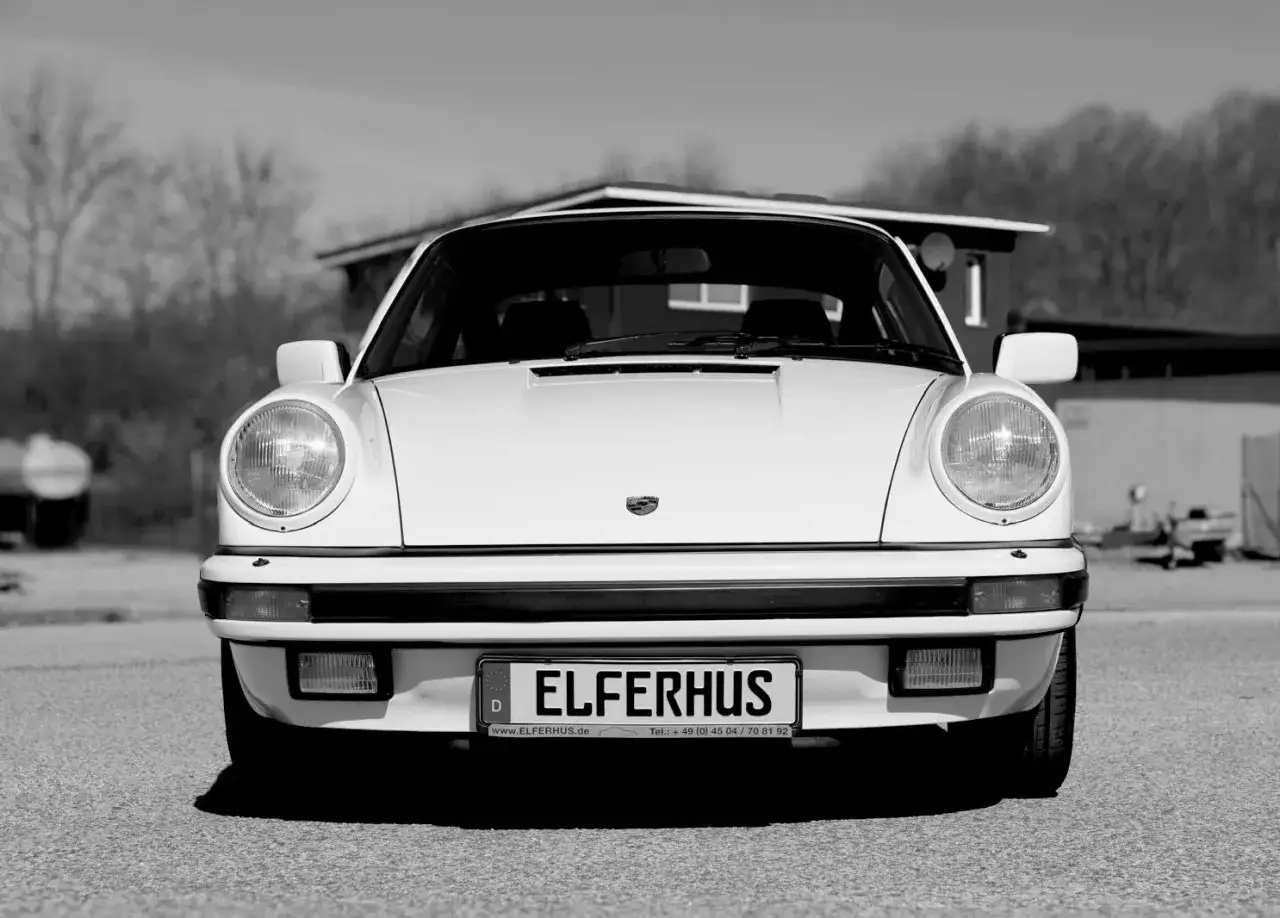 Wei&szlig;er Porsche G-Modell, ein Klassiker, dessen porsche g-modell preisentwicklung stetig steigt.