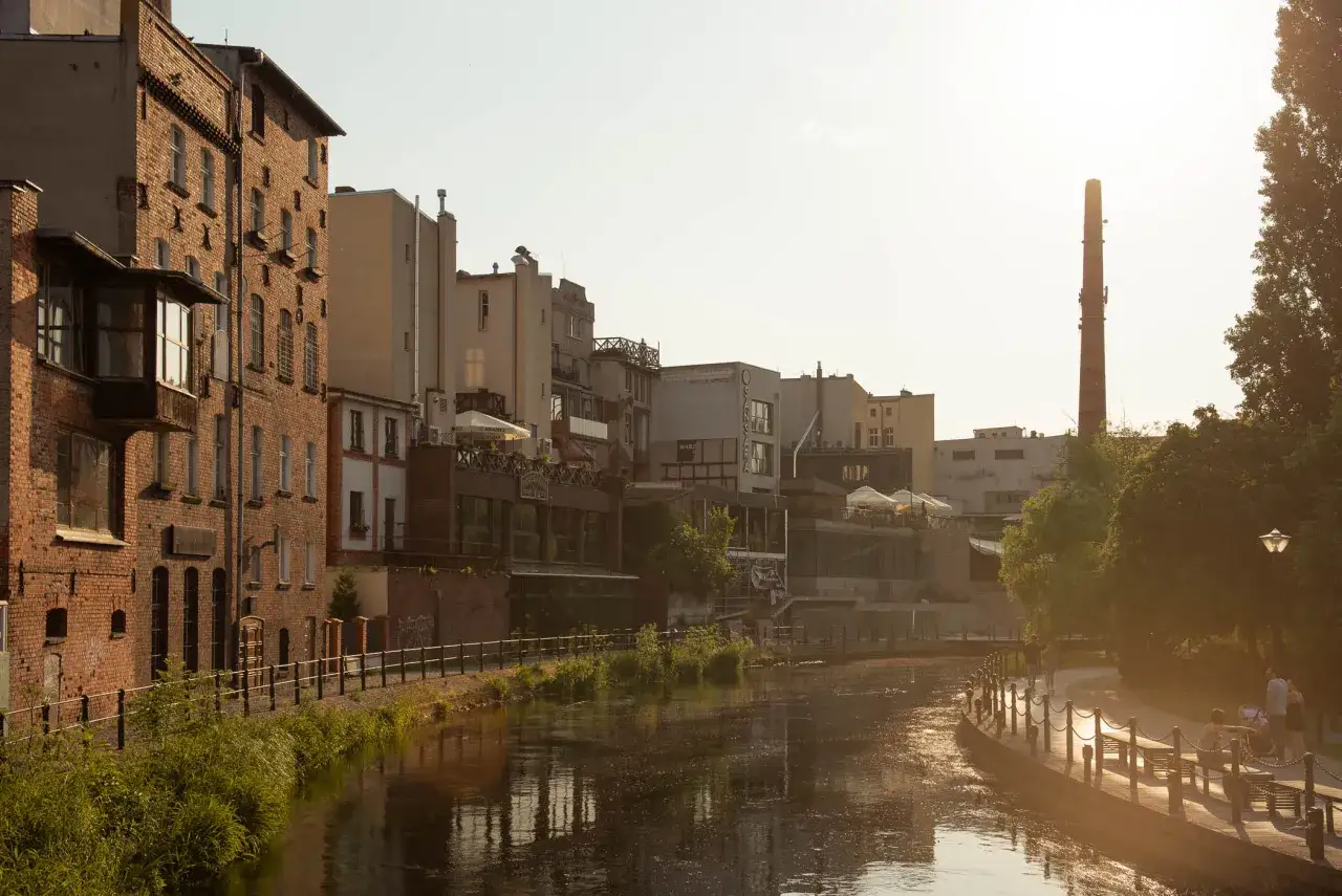 Nad Brdą w Bydgoszczy, widać odnowione kamienice i industrialną wieżę. To co ciekawe w Bydgoszczy to spacer po Wyspie Młyńskiej.