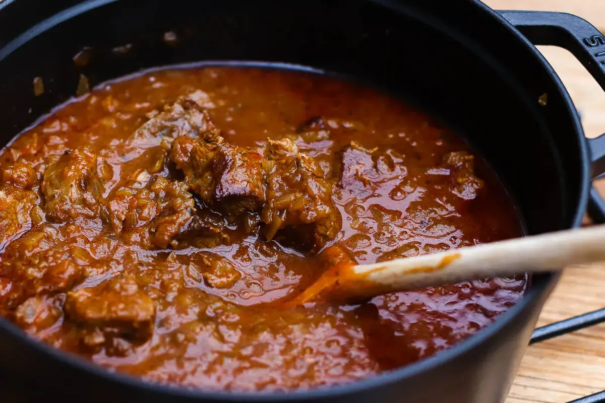 Herzhaftes Gulasch im Topf, bereit zum Servieren. Ein klassisches Gulasch Rezept, das jeden Gaumen erfreut.