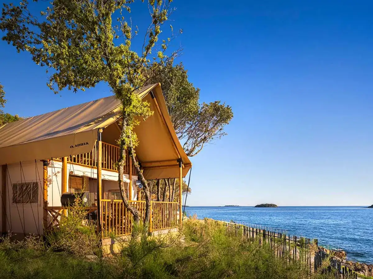 Glamping w Chorwacji: luksusowy namiot z widokiem na morze. Idealne miejsce na wakacje.