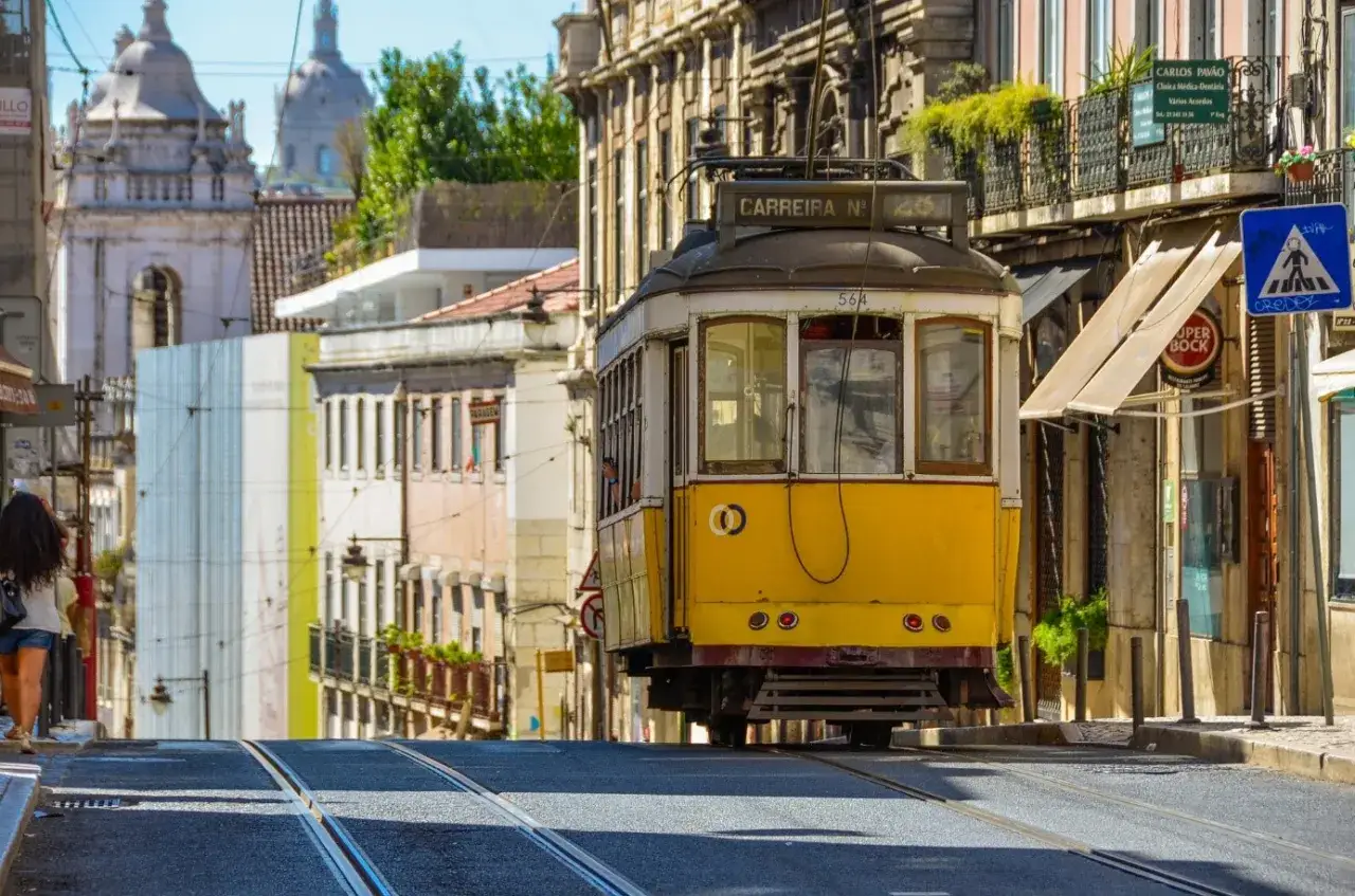 Lizbona ż&oacute;łty tramwaj Alfama