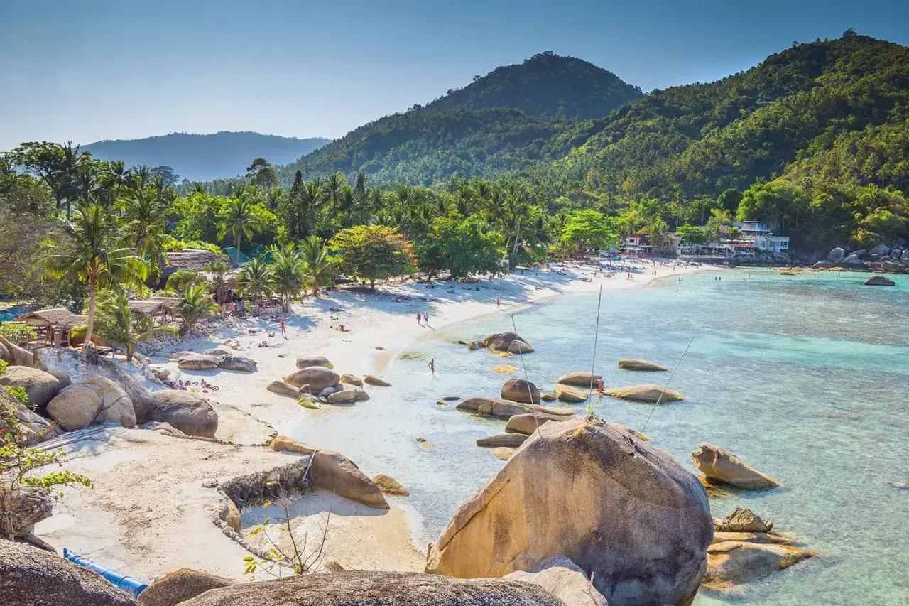 Traumhafter Strand auf Koh Samui im September. Palmen s&auml;umen den wei&szlig;en Sand, das t&uuml;rkisfarbene Meer l&auml;dt zum Baden ein.