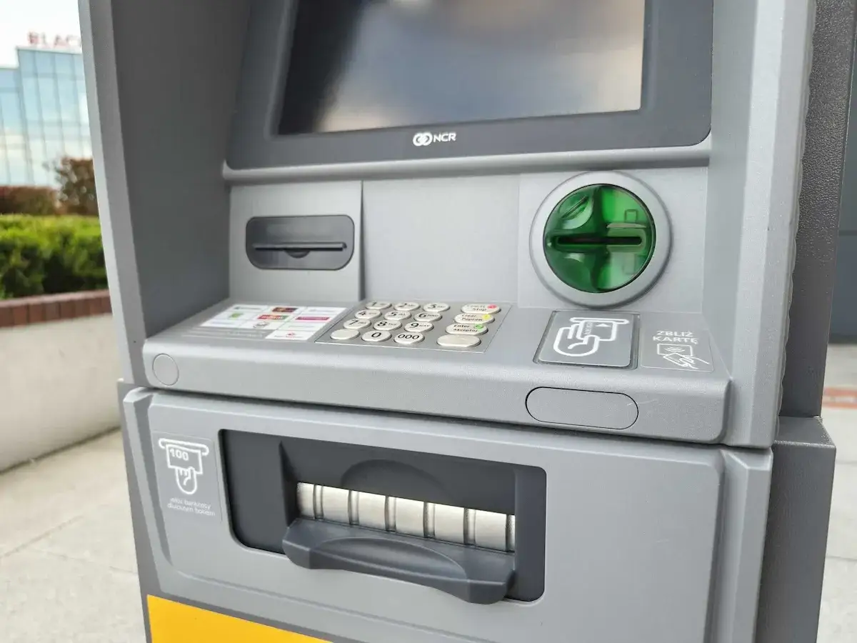 Bankomat mBank, gdzie wypłacić pieniądze. Widoczny panel z klawiaturą, czytnik kart i miejsce na banknoty.