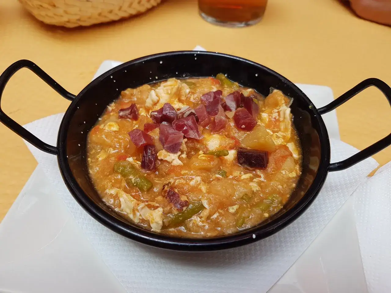 Un delicioso revuelto con jamón, ideal para saber donde comer en Arcos de la Frontera.