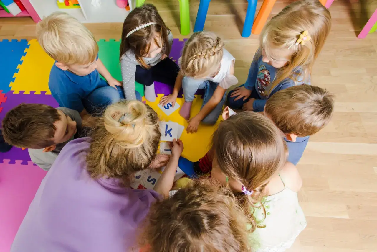 Niños aprendiendo letras en la Comunidad Valenciana. El bono infantil ayuda a la educación temprana.