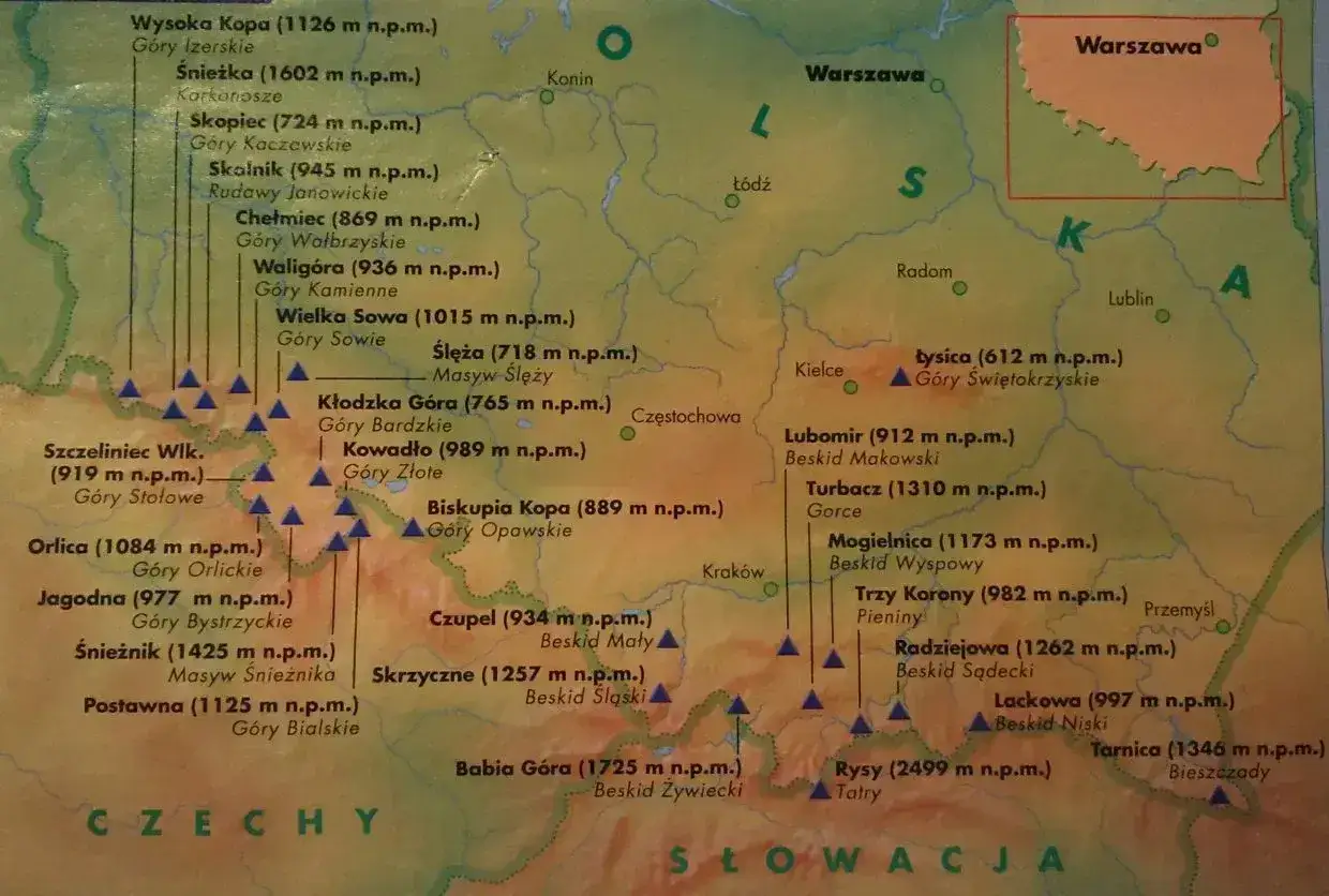Mapa Polski z zaznaczonymi szczytami, w tym Tatry i Bieszczady, tworzącymi korona gór polskich.