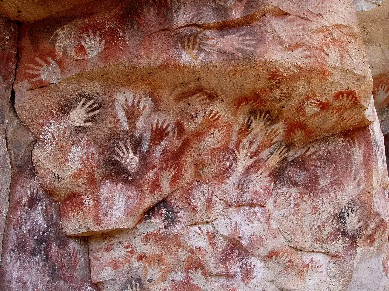 Starożytne malunki w jaskiniach ukazują setki odcisków dłoni, tworząc niezwykły ślad przeszłości.