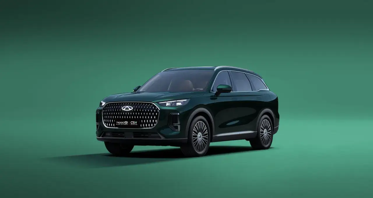 Elegancki, ciemnozielony Tiggo 9 Plug-in Hybrid prezentuje się na zielonym tle.