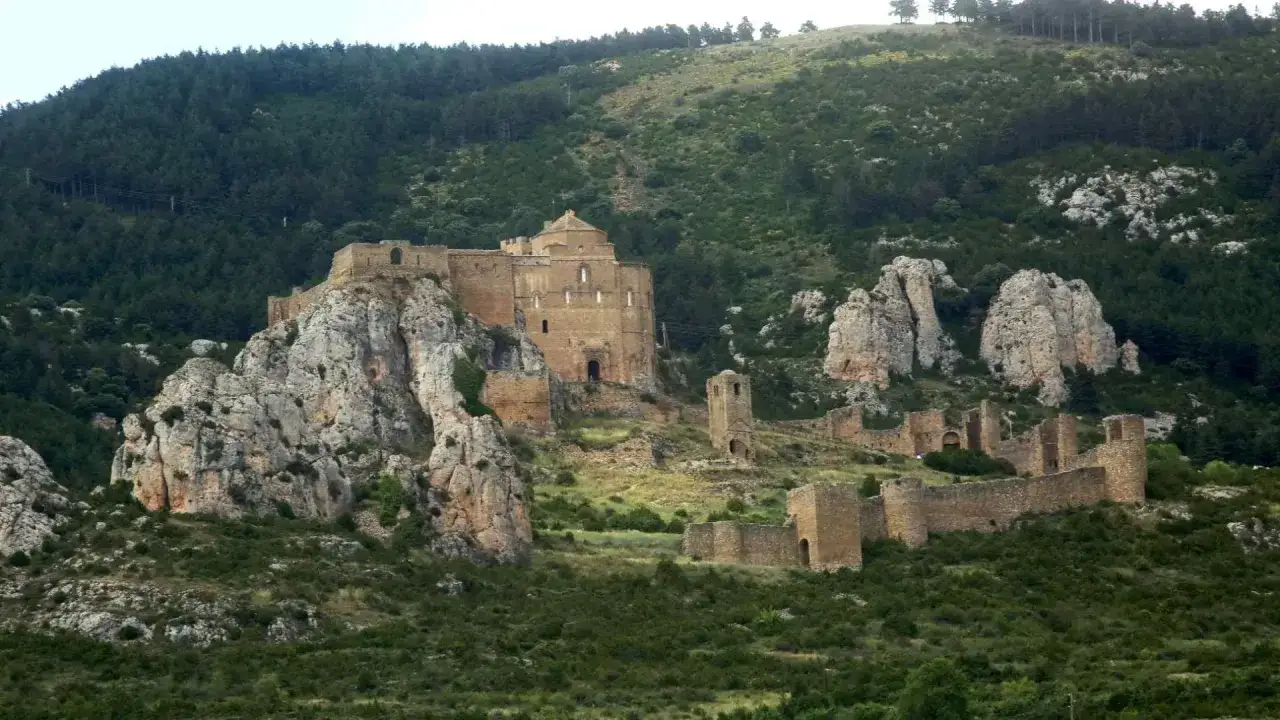 Ruinas de un castillo en una colina rocosa, un lugar perfecto para un festival de los castillos.