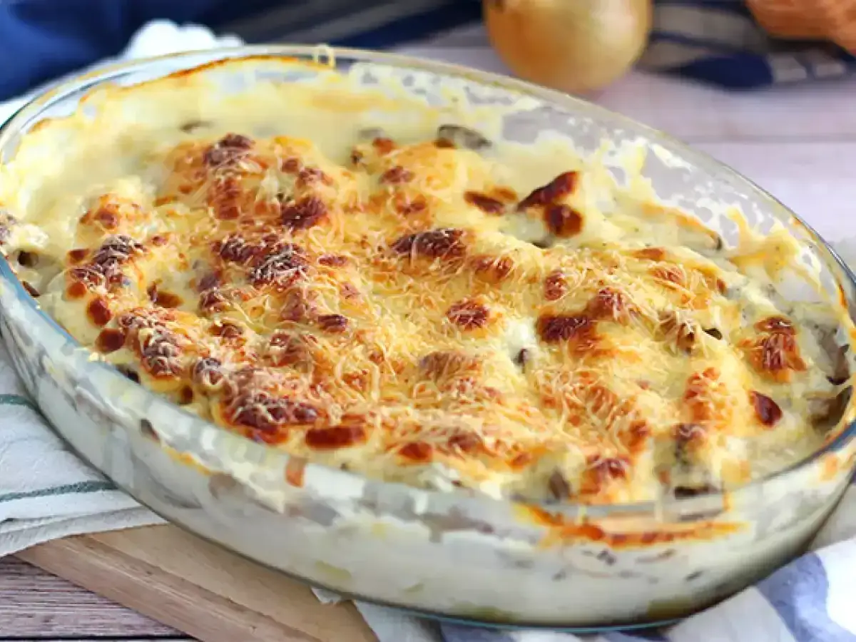 Un d&eacute;licieux gratin de poisson cr&eacute;meux, dor&eacute; au four avec du fromage r&acirc;p&eacute;, pr&ecirc;t &agrave; &ecirc;tre d&eacute;gust&eacute;.