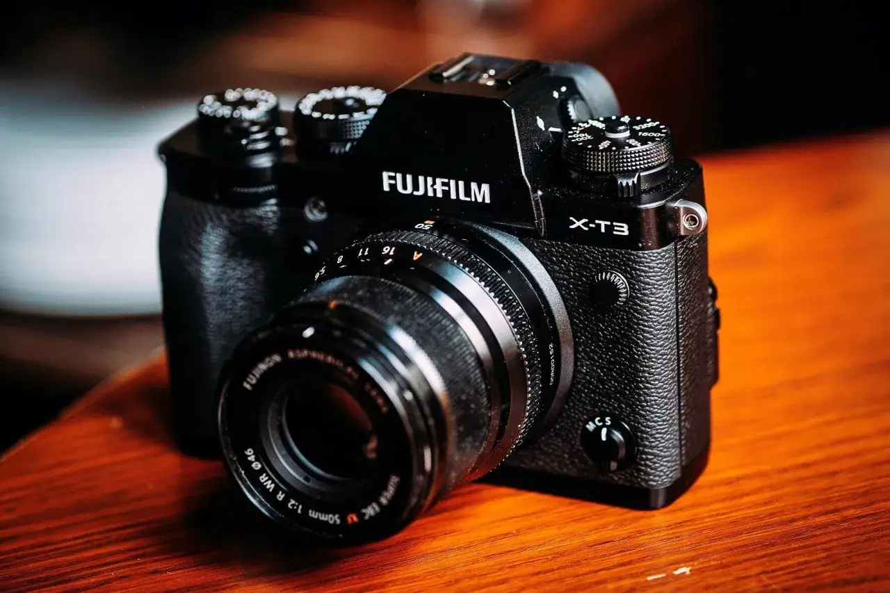 C&aacute;mara Fujifilm X-T3 negra con lente acoplada, lista para capturar momentos.