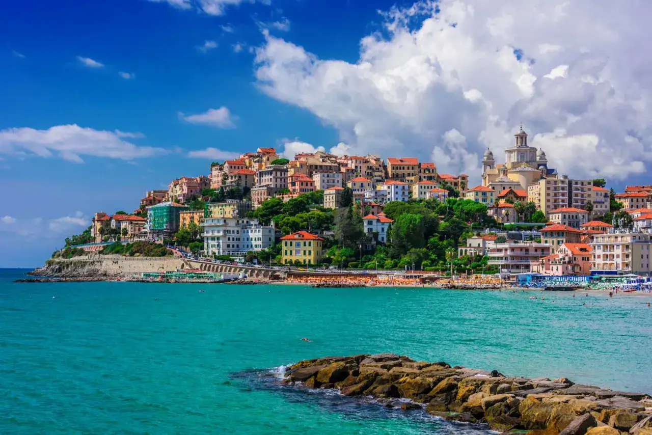 Un borgo colorato sulla collina, con un mare turchese e una spiaggia affollata. Un gioiello tra le pi&ugrave; belle localit&agrave; della riviera di ponente.