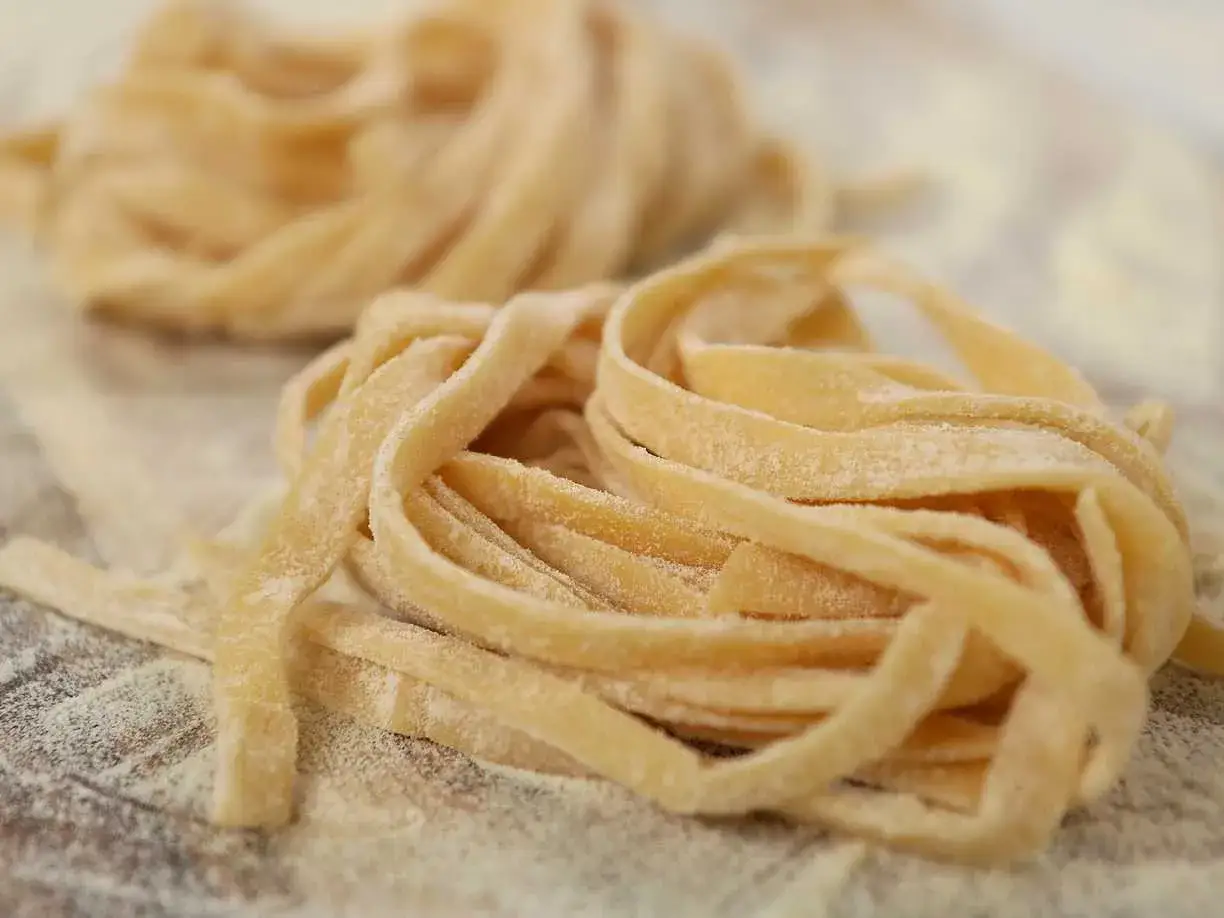 F&auml;rska nudlar, redo f&ouml;r ett gott pastadeg recept. L&aring;t det goda b&ouml;rja!