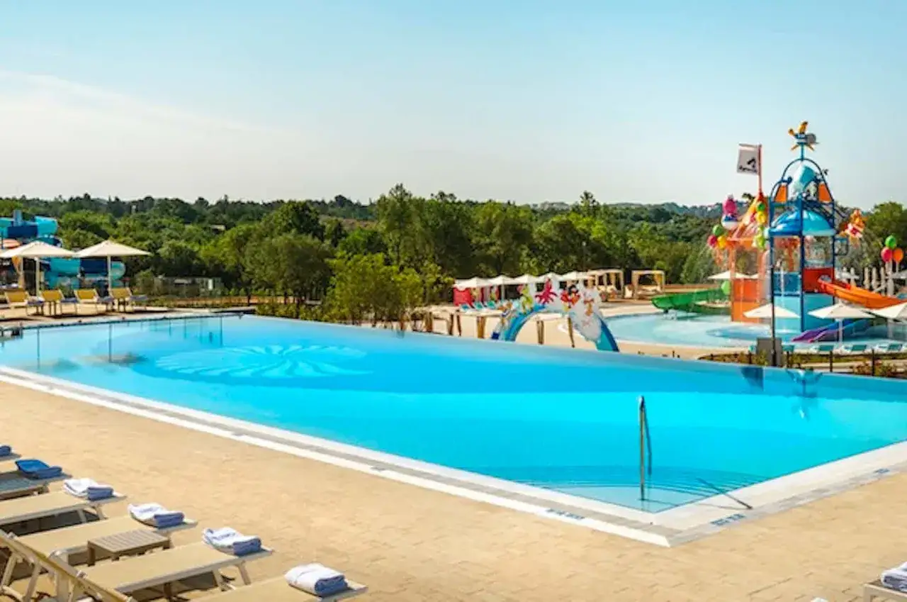 Gro&szlig;er Infinity-Pool und Wasserpark mit Rutschen. Ein Traum f&uuml;r Familien, der beste Campingplatz Italien!