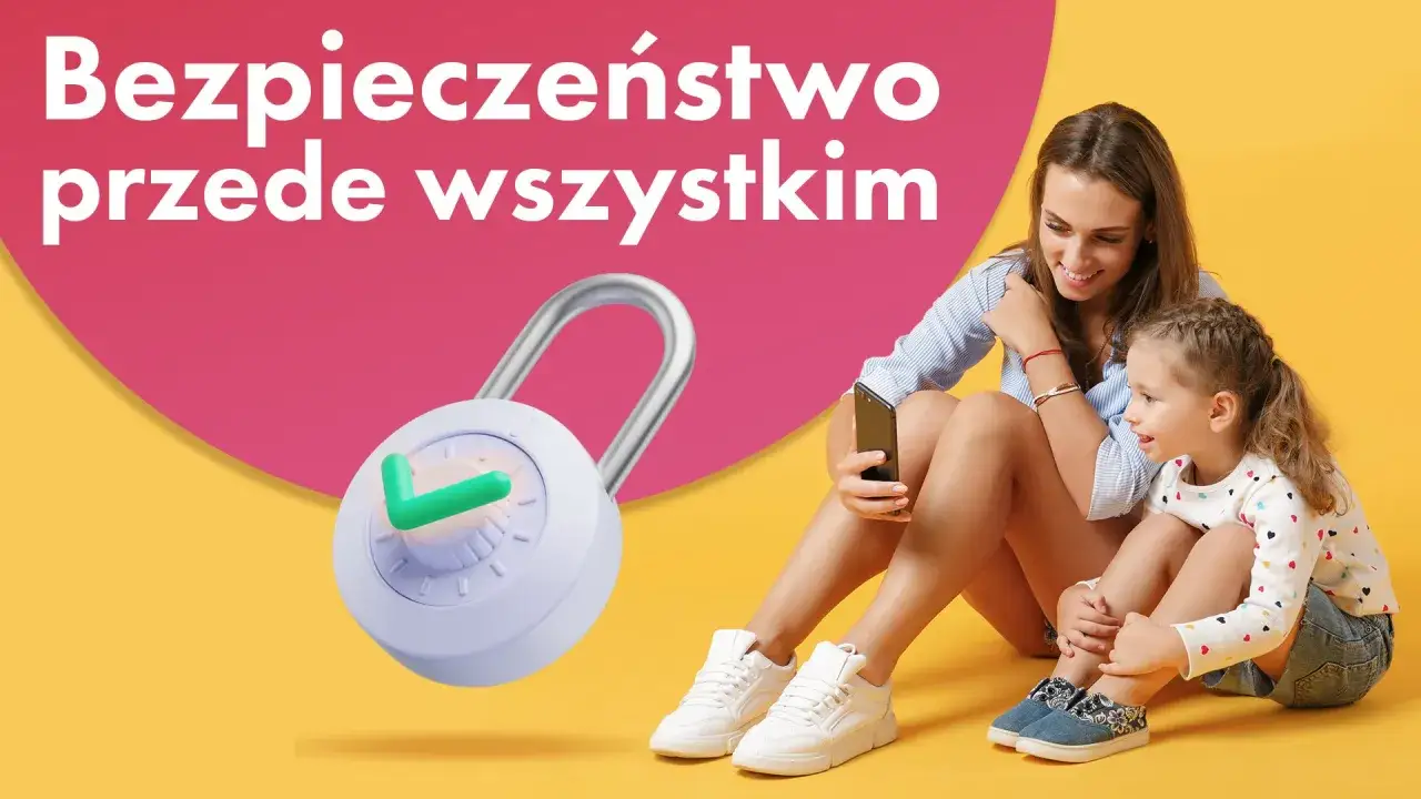 Kobieta i dziecko patrzą na telefon, obok kłódka z zielonym haczykiem. Czy przelew na telefon jest bezpieczny? Bezpieczeństwo przede wszystkim.