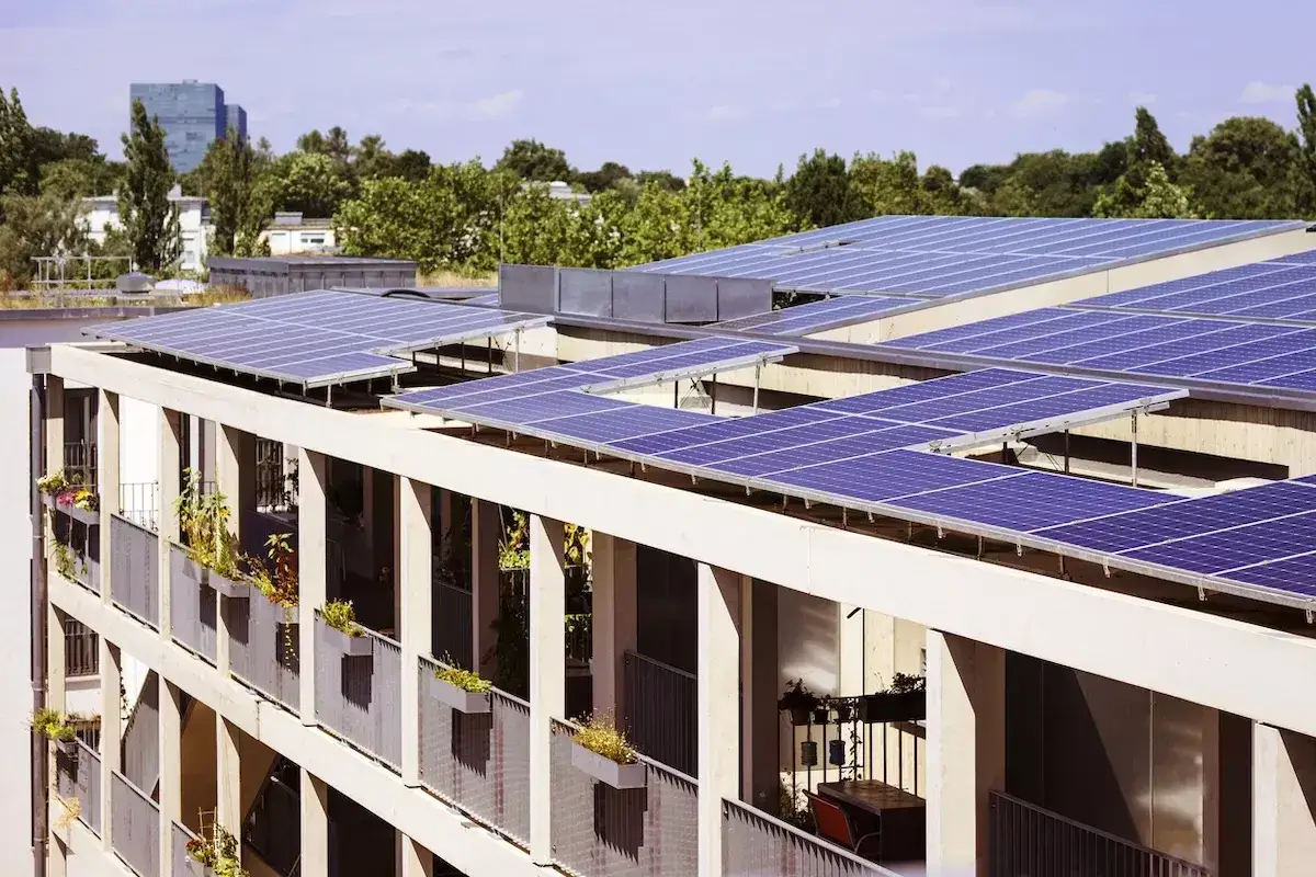 Tetti di un condominio coperti da pannelli solari, un esempio di comunit&agrave; energetiche che sfruttano il sole per produrre energia pulita.