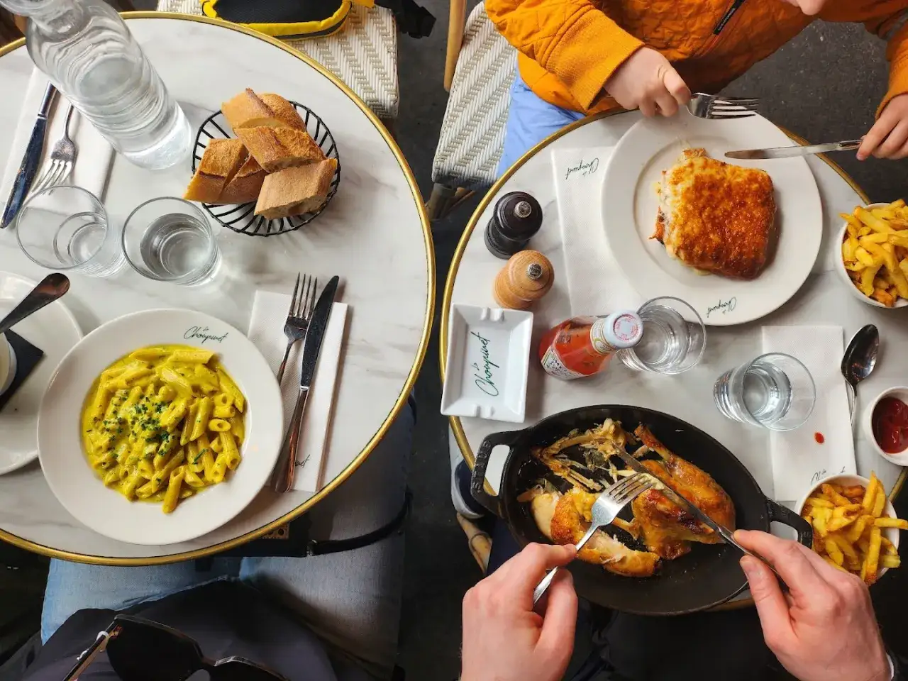 Un repas parisien : poulet rôti, pâtes à la crème, croque-monsieur et frites, une vraie spécialité paris.