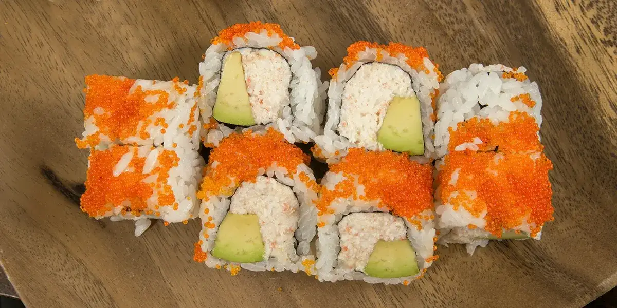 California Roll lub wsp&oacute;łczesne sushi w USA