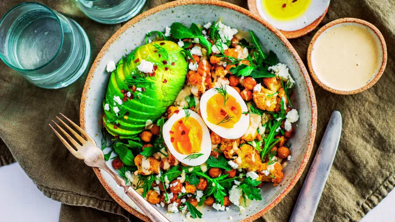 Herzhafter Salat mit Avocado, Kichererbsen, Blumenkohl und einem perfekt gekochten **protein ei**. Ein gesundes und sättigendes Gericht.