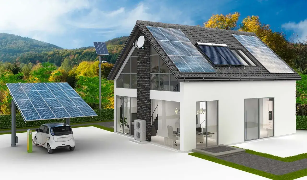 Maison moderne avec panneaux solaires sur le toit et au sol, chargeant une voiture &eacute;lectrique. Une pompe &agrave; chaleur est visible &agrave; c&ocirc;t&eacute; de la maison.