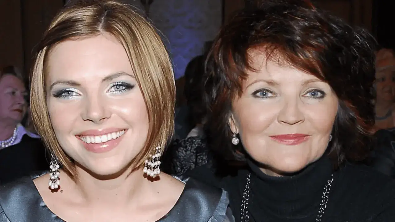 Aleksandra Kwaśniewska i Jolanta Kwaśniewska uśmiechają się do obiektywu. Wiek nie jest widoczny na zdjęciu.