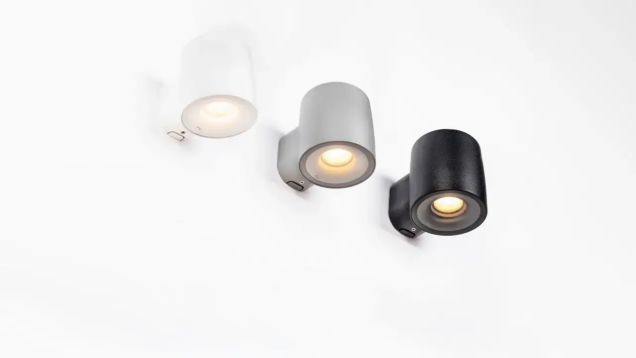 Tre stilrena utomhusvägglampor i vitt, grått och svart. Perfekt för att skapa stämning med din plejd smart plug utomhus.