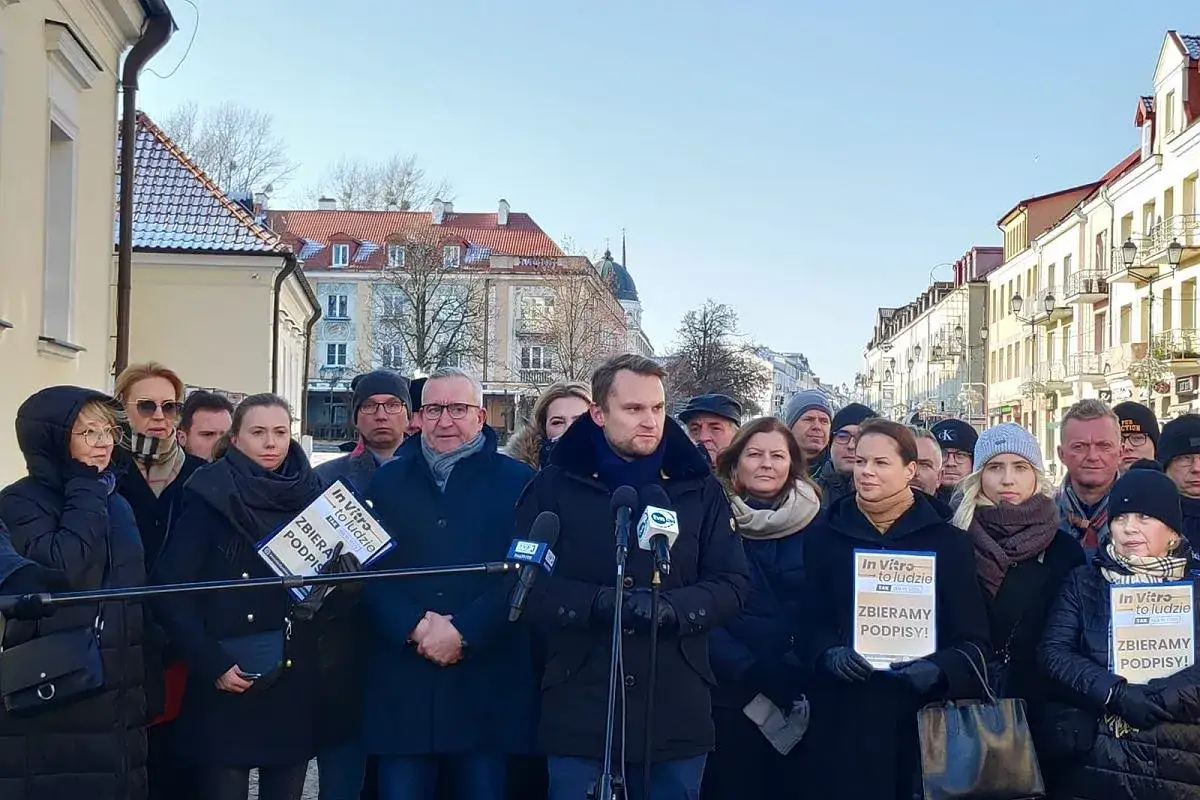 Grupa osób z transparentami 