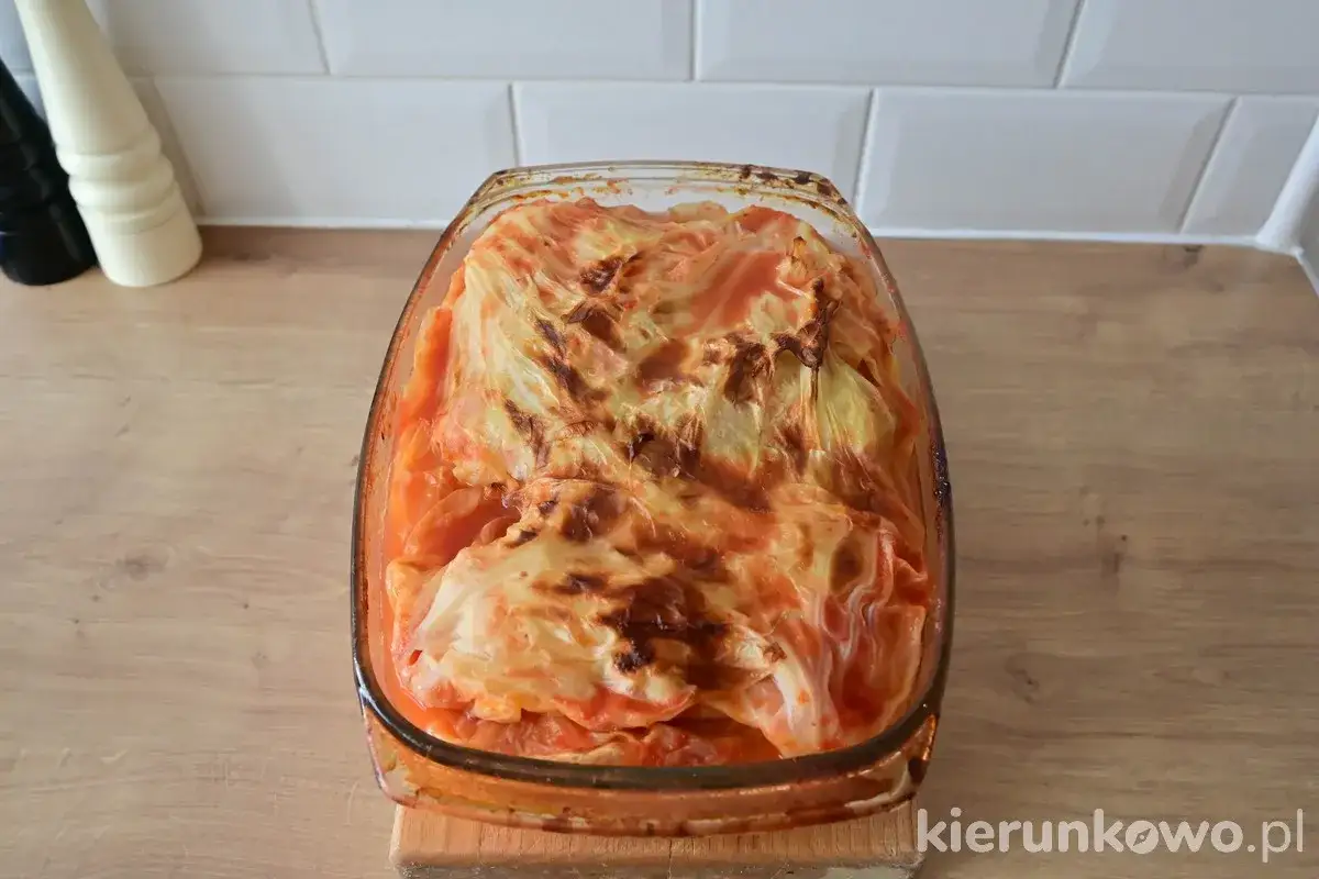 Gotowe gołąbki w sosie pomidorowym, idealne na obiad. Przepis na gołąbki na 1kg mięsa.