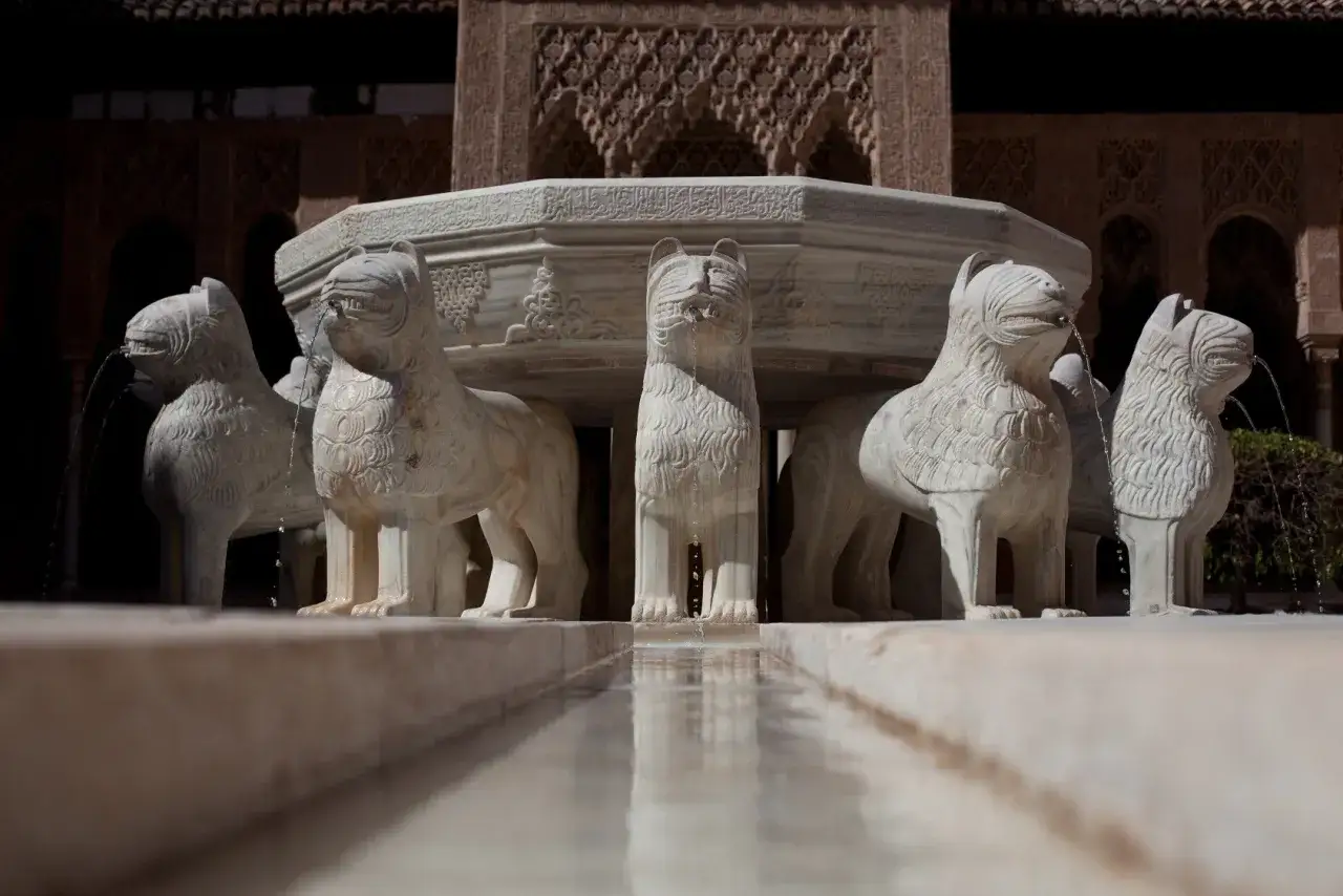 La fuente de los leones en la Alhambra, con sus doce leones de mármol vertiendo agua, es un símbolo de la ingeniería hidráulica nazarí.