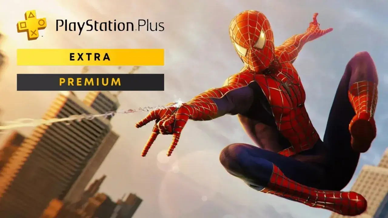 Spider-Man w akcji, z pajęczyną, na tle miasta. Reklama PlayStation Plus Extra i Premium na sierpień.