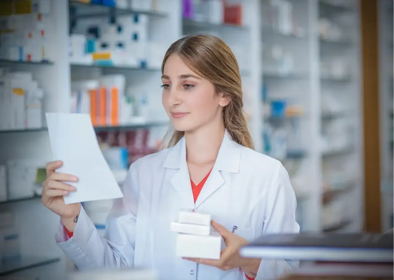 Farmaceuta udzielający porady i wystawiający receptę w aptece