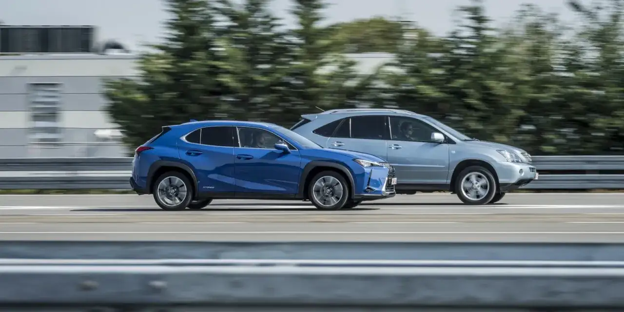 Un SUV azul y un crossover plateado circulan por una carretera, mostrando la diferencia entre SUV y crossover.