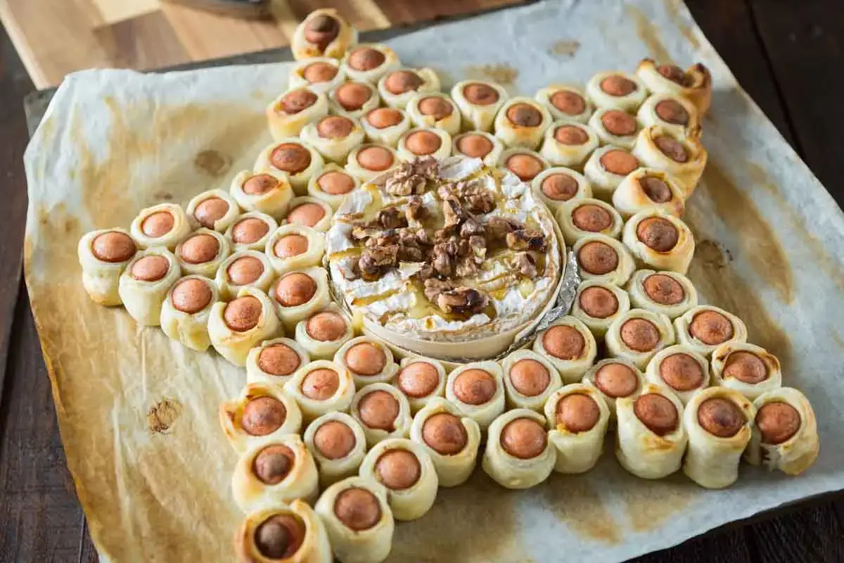 Un feuillet&eacute; saucisse en forme d'&eacute;toile, avec un camembert aux noix au centre. Parfait pour un ap&eacute;ritif gourmand !
