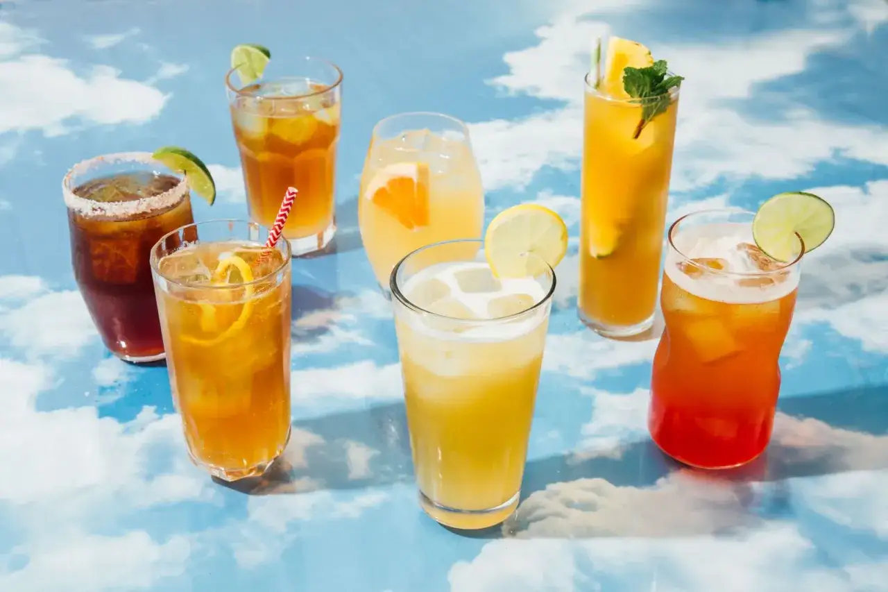 Letnia uczta: siedem kolorowych drink&oacute;w z piwem i owocami, gotowych na upalny dzień.