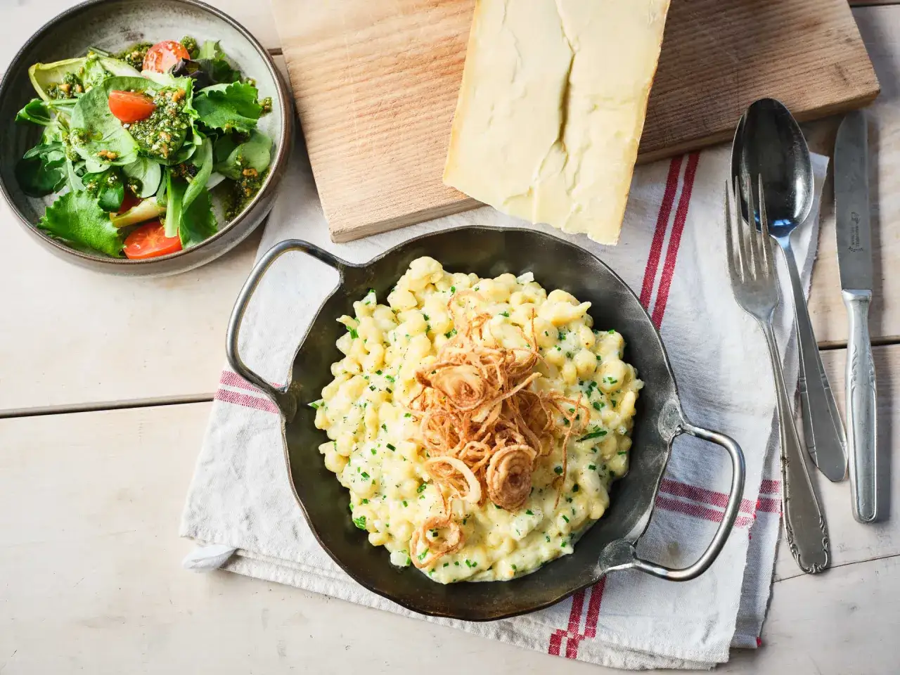 Murnauer Werdenfelser K&auml;sesp&auml;tzle mit R&ouml;stzwiebeln, dazu ein frischer Salat und ein St&uuml;ck Bergk&auml;se.