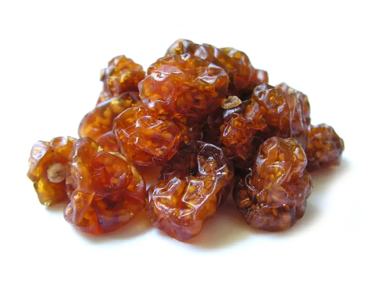 Gromadzenie bursztynowych, pomarszczonych owoców physalis, wyglądających jak małe, słodkie skarby.