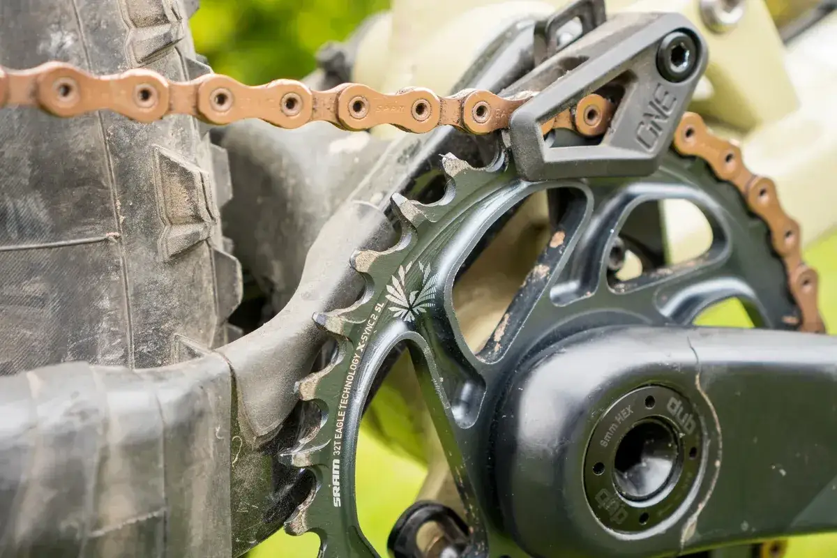 Zębatka rowerowa SRAM z technologią X-SYNC 2, która zapewnia pewne trzymanie łańcucha, zarówno wąskiego, jak i szerokiego.