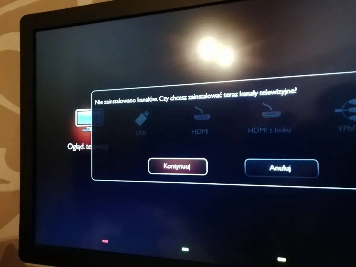 Na ekranie telewizora komunikat: 