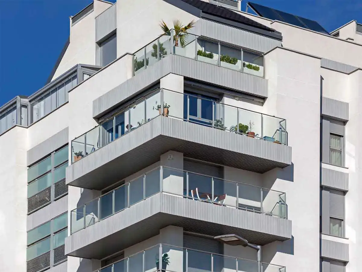 Edificio moderno con balcones y plantas. La diferencia entre piso y apartamento se ve en la distribuci&oacute;n de estas viviendas.