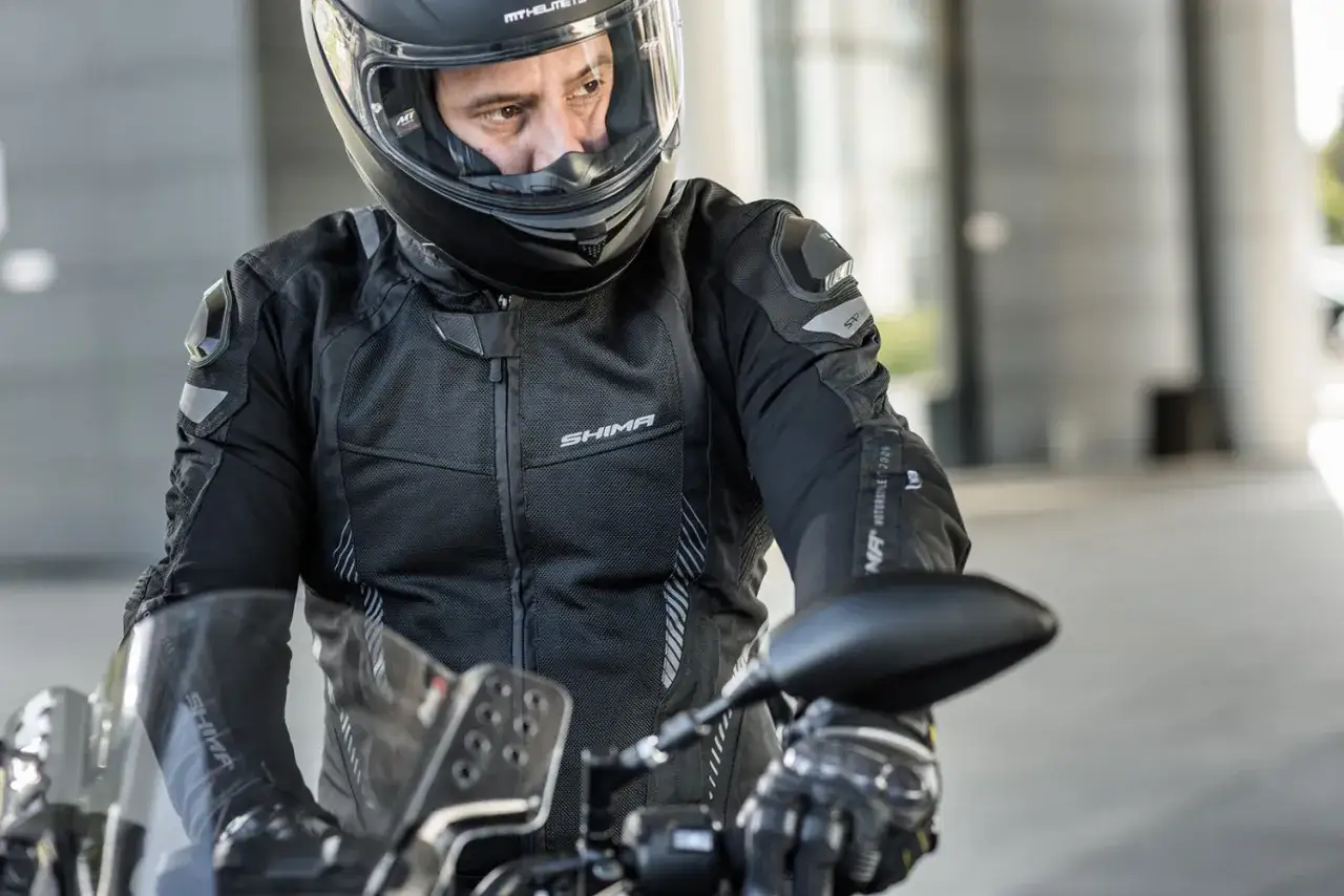 motocyklista ubrany na cebulkę, warstwy odzieży motocyklowej