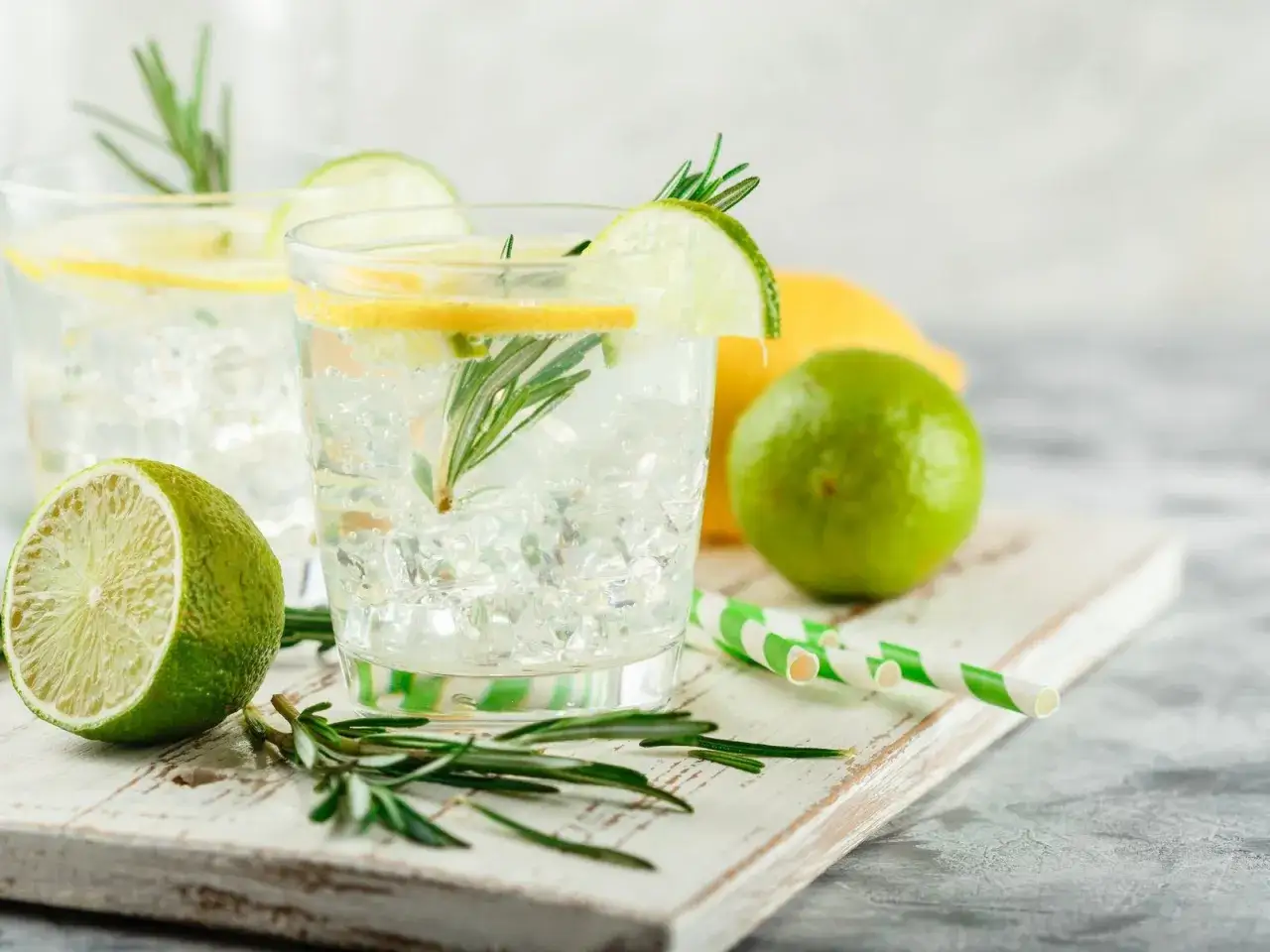 Erfrischendes Tonic Water mit Zitrone und Rosmarin, ideal für die Schwangerschaft.