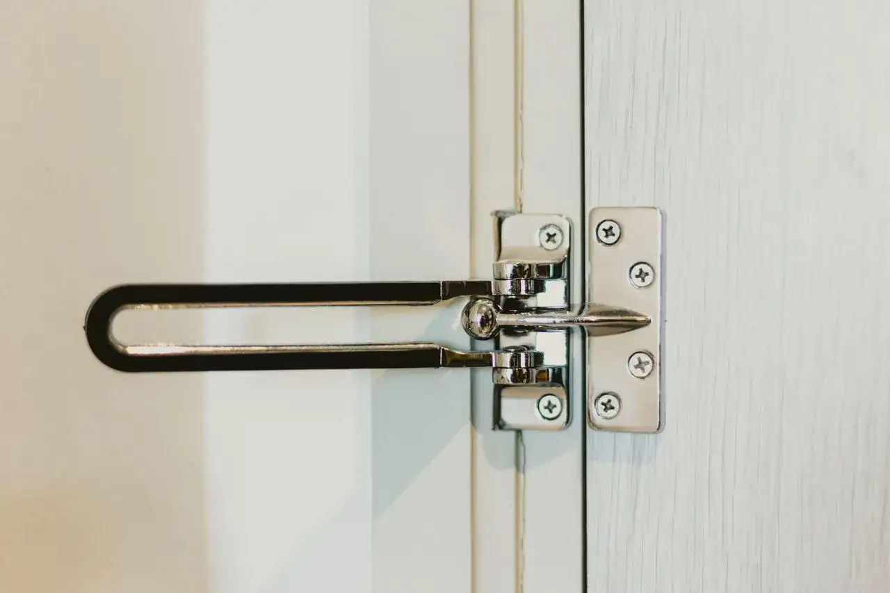 hotel room door lock inside