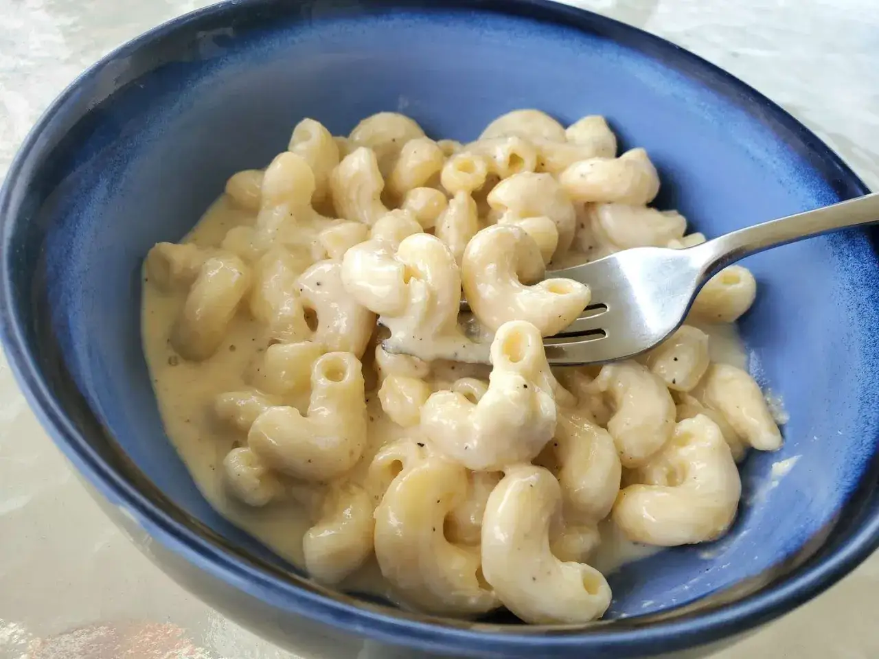Pyszny makaron z mozzarellą w kremowym sosie, gotowy do jedzenia.