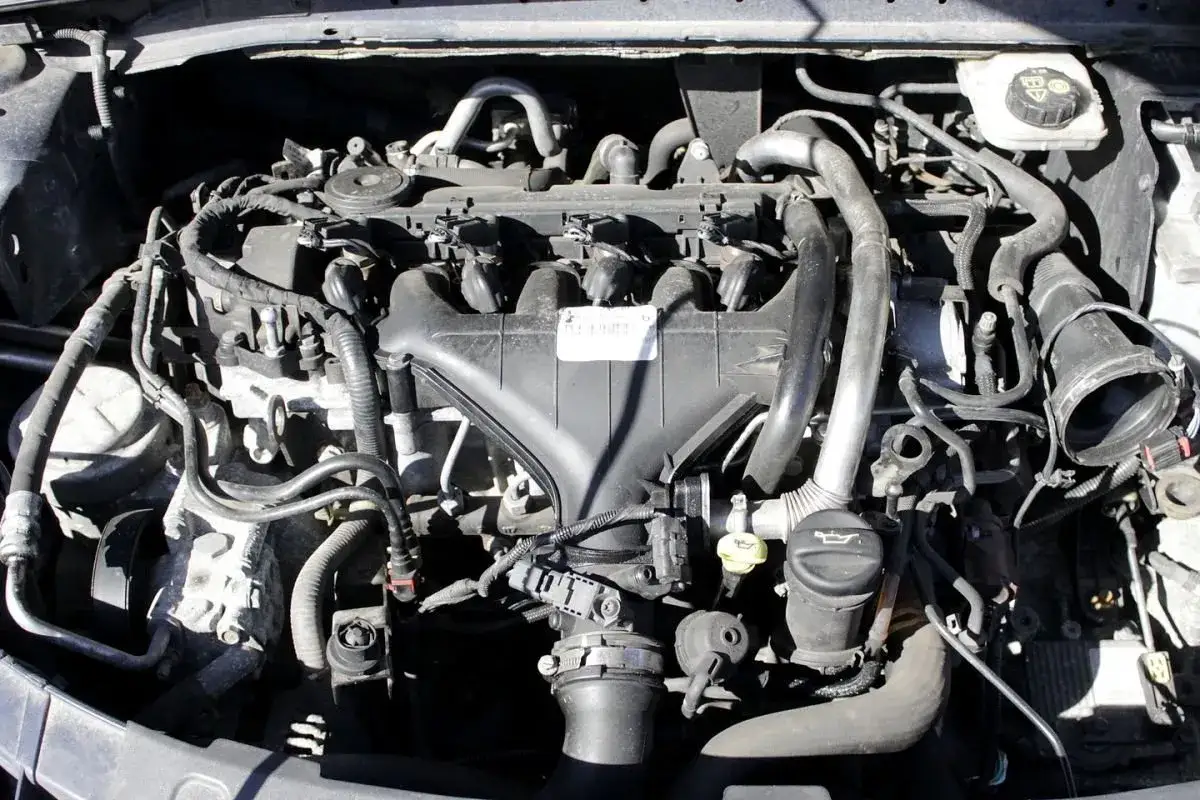 Silnik Ford Mondeo MK4 2.0 TDCI, widok z góry. Skomplikowana sieć przewodów i elementów, gotowa do pracy.