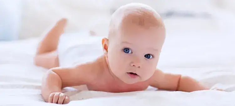 niemowlę unoszące główkę leżąc na brzuchu