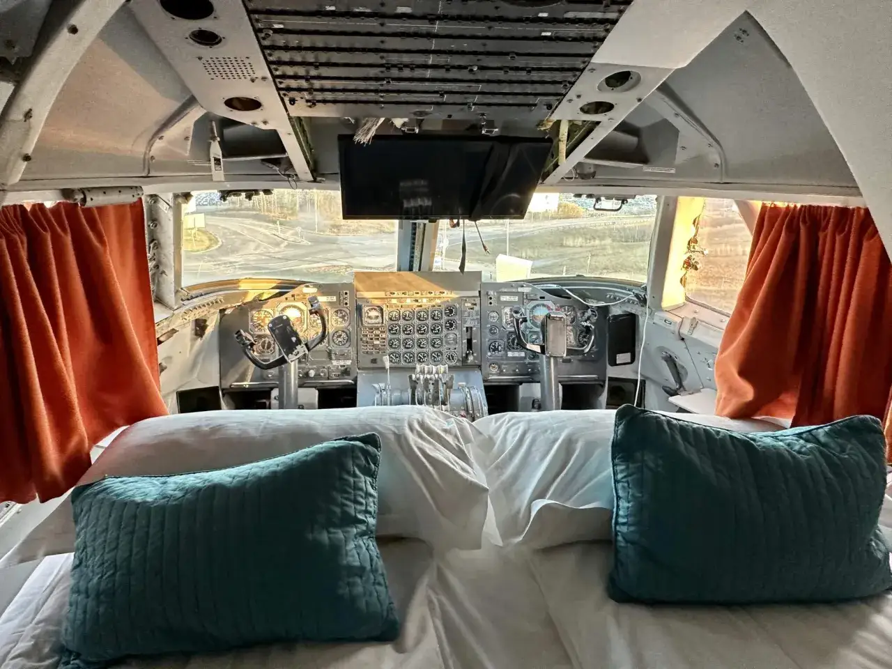 S&auml;ng i cockpit p&aring; en jumbo stay. Orange gardiner ramar in vyn fr&aring;n f&ouml;rarplatsen.