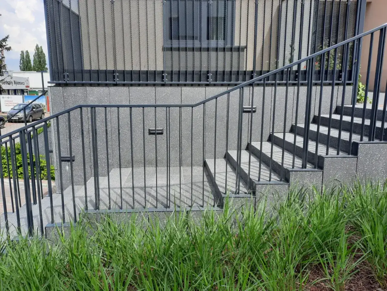 Nowoczesne schody zewnętrzne z metalową balustradą, idealne co na schody zewnętrzne.