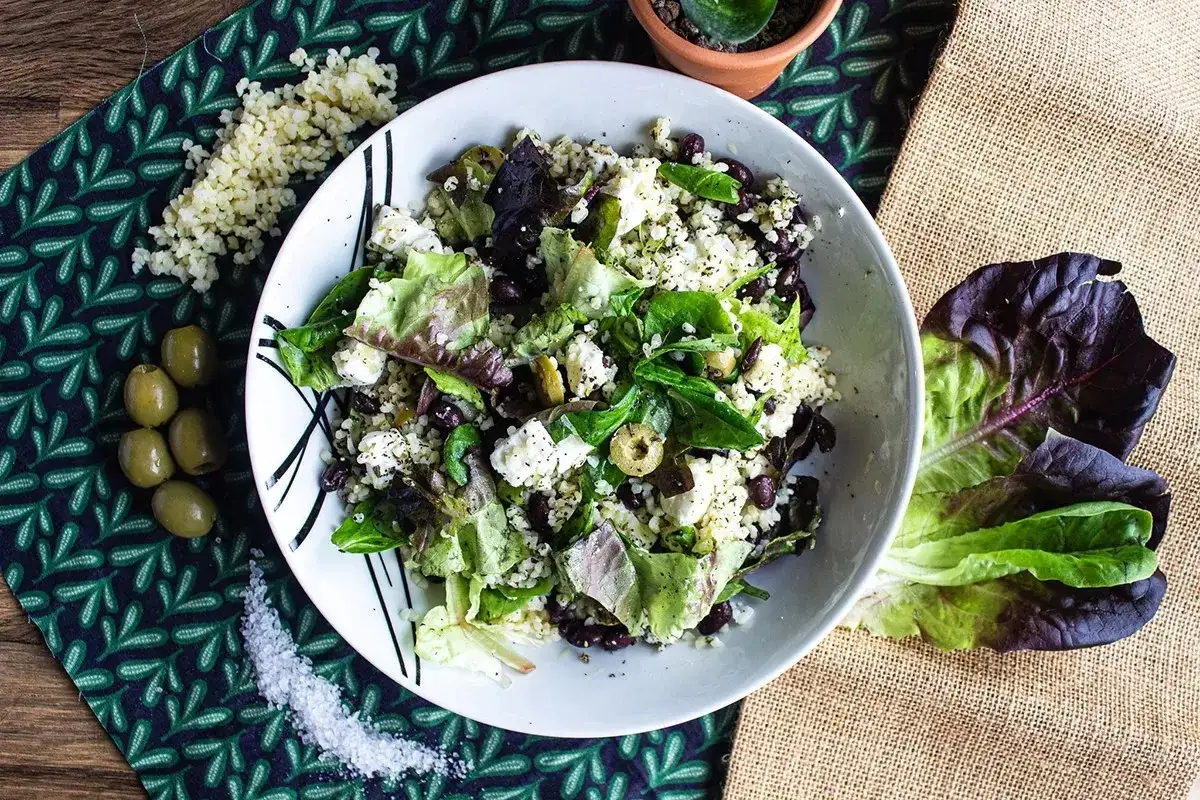 Frischer bulgursalat mit feta, Oliven und knackigem Salat. Ein leichter Genuss für warme Tage.