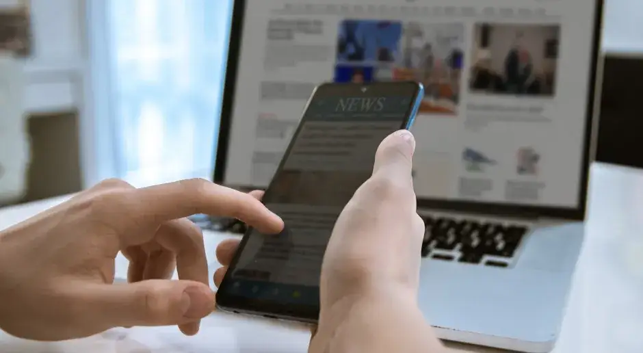 Osoba sprawdzająca dokumenty online na komputerze